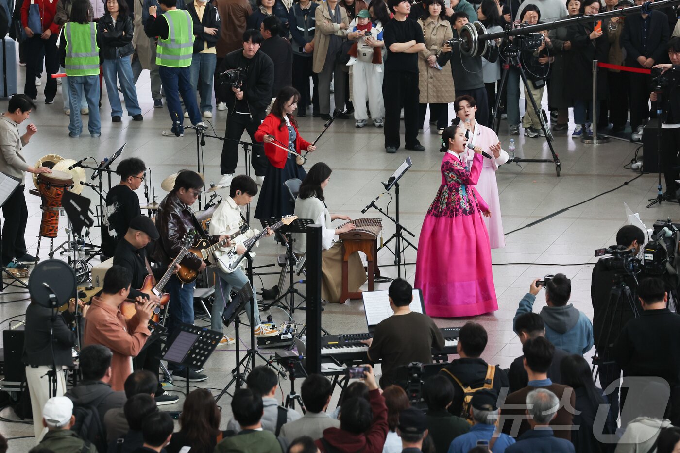 본문 이미지 - 1일 오후 서울역에서 문화체육관광부 ‘문화가 있는 날’ 확대 기념행사가 열리고 있다. 기존 월 1회 운영되던 ‘문화가 있는 날’은 매주로 확대됐다. 2026.4.1 ⓒ 뉴스1 이종수 인턴기자