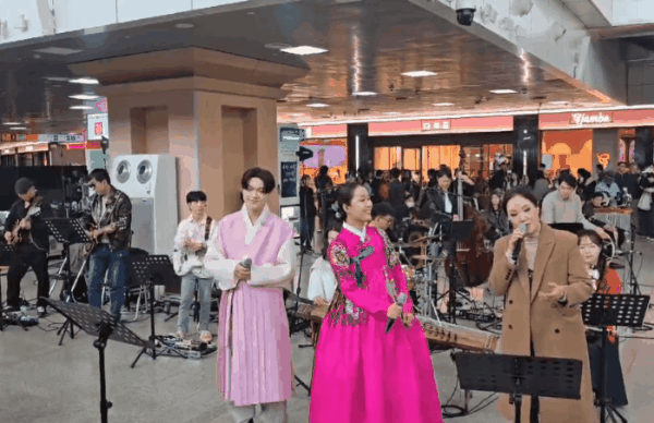 본문 이미지 - 최휘영 문화체육관광부 장관이 1일 서울역에서 열린 '수요일은 문화요일, 문화로 놀자!'에서 기타를 연주하고 있다.