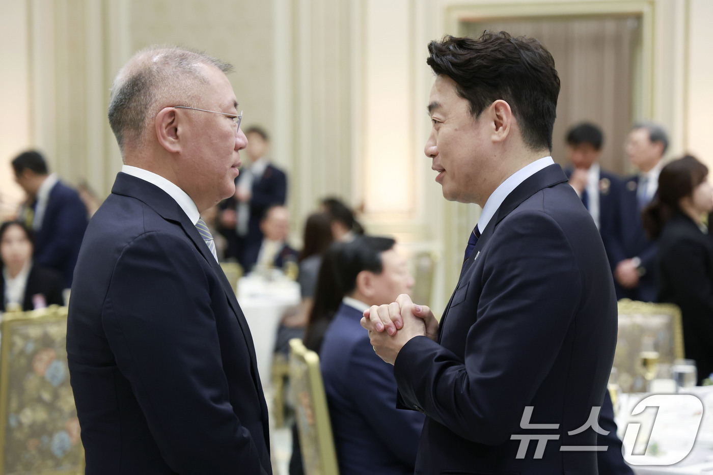 (서울=뉴스1) 이재명 기자 = 강훈식 대통령비서실장과 정의선 현대자동차그룹 회장이 1일 청와대 영빈관에서 열린 프라보워 수비안토 인도네시아 대통령 국빈 방한 환영 오찬에서 대화하 …