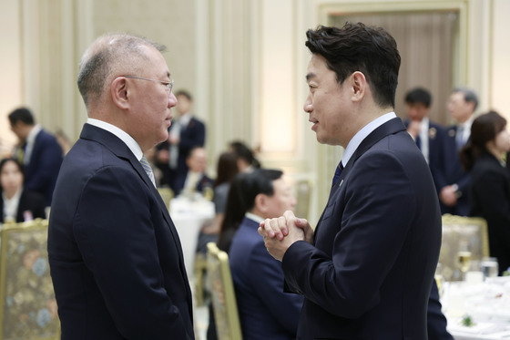 정의선 회장과 대화하는 강훈식 비서실장