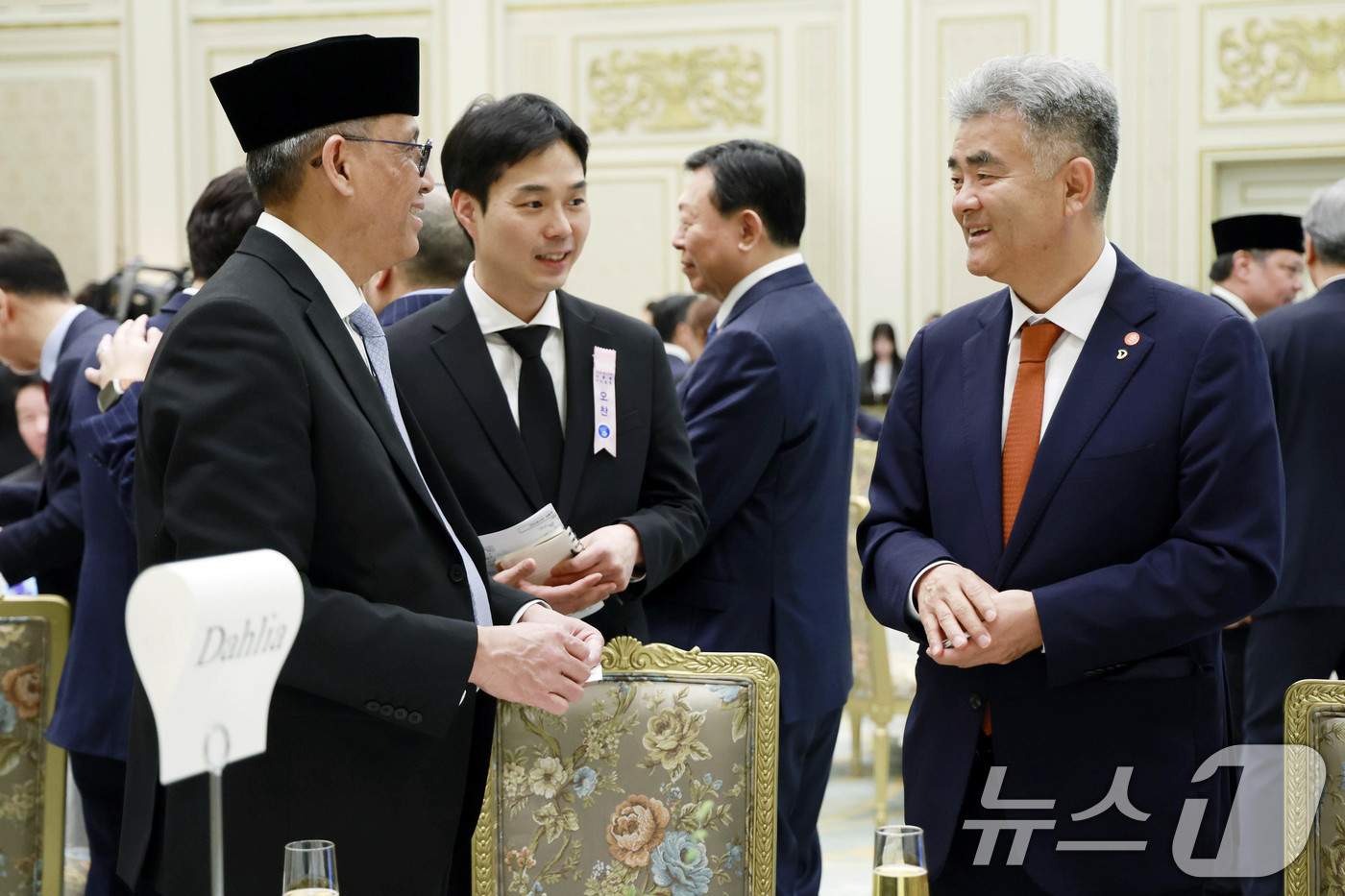 (서울=뉴스1) 이재명 기자 = 정원주 대우건설 회장이 1일 청와대 영빈관에서 열린 프라보워 수비안토 인도네시아 대통령 국빈 방한 환영 오찬에서 체쳅 헤라완 주한인도네시아대사와 대 …