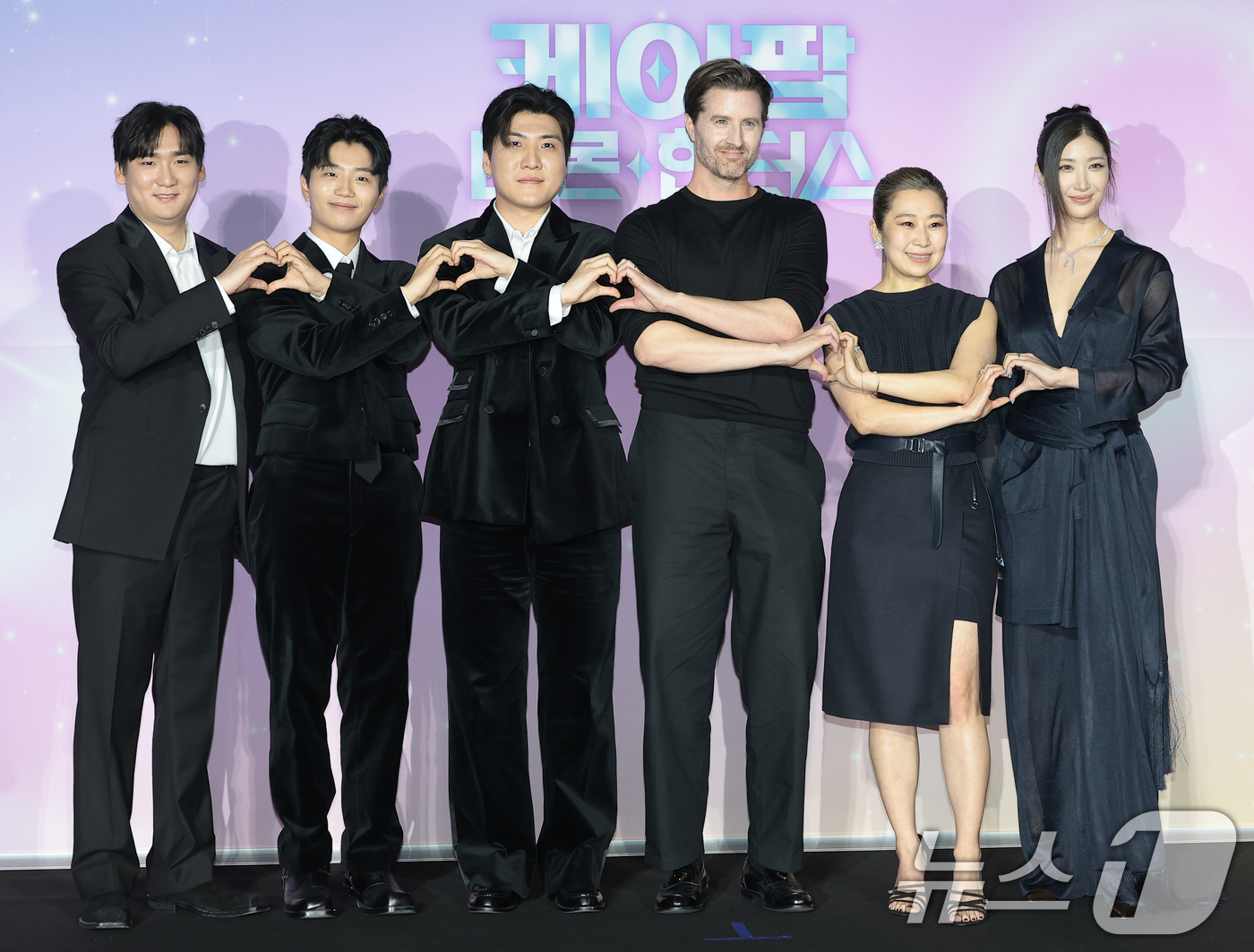 (서울=뉴스1) 권현진 기자 = IDO(아이디오) 남희동(왼쪽부터)과 이유한, 곽중규, 크리스 애플한스 감독, 매기 강 감독, 싱어송라이터 이재가 1일 서울 용산구 CGV 용산아이 …