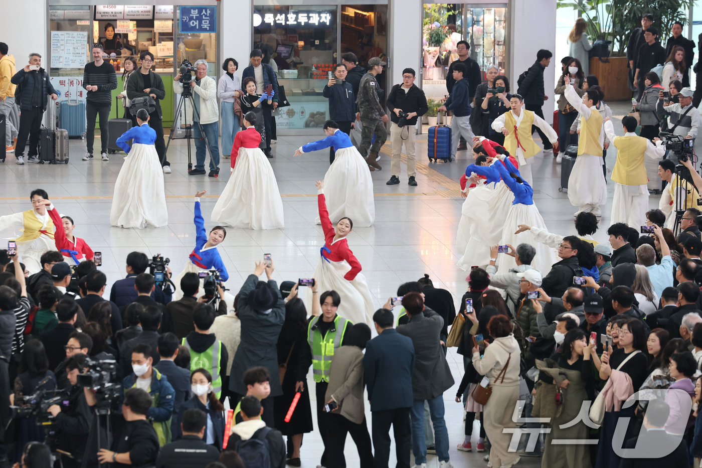(서울=뉴스1) 이광호 기자 = 1일 오후 서울 중구 서울역에서 '문화가 있는 날' 확대 기념 공연이 펼쳐지고 있다. 2026.4.1/뉴스1