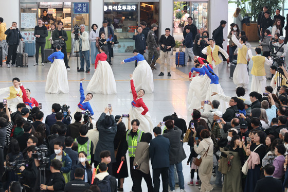 '서울역 대합실이 무대, 시민들이 관객'