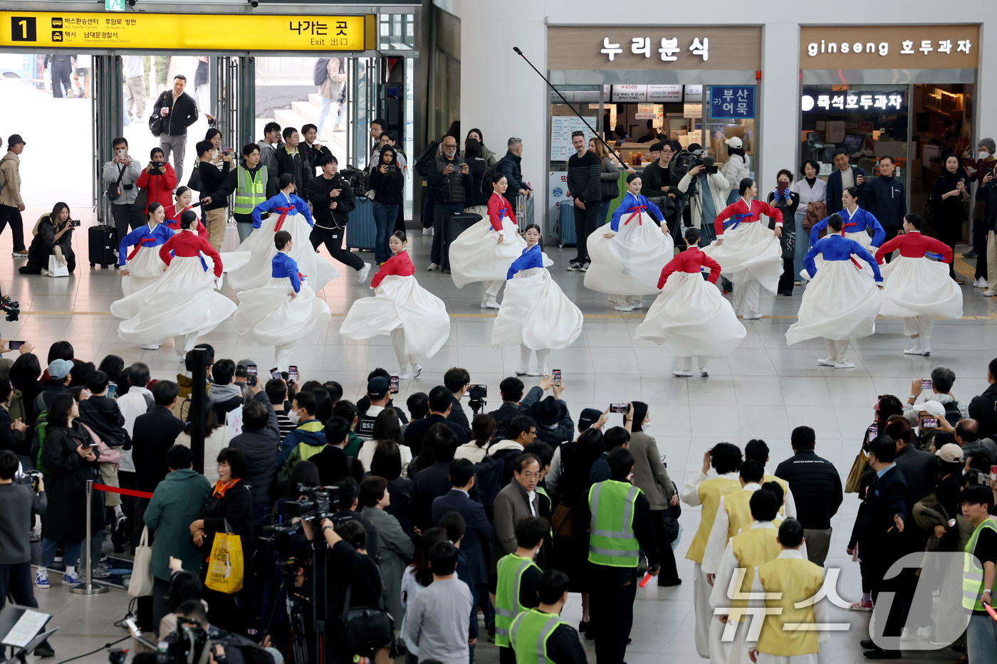 (서울=뉴스1) 이광호 기자 = 1일 오후 서울 중구 서울역에서 '문화가 있는 날' 확대 기념 공연이 펼쳐지고 있다.   2026.4.1/뉴스1