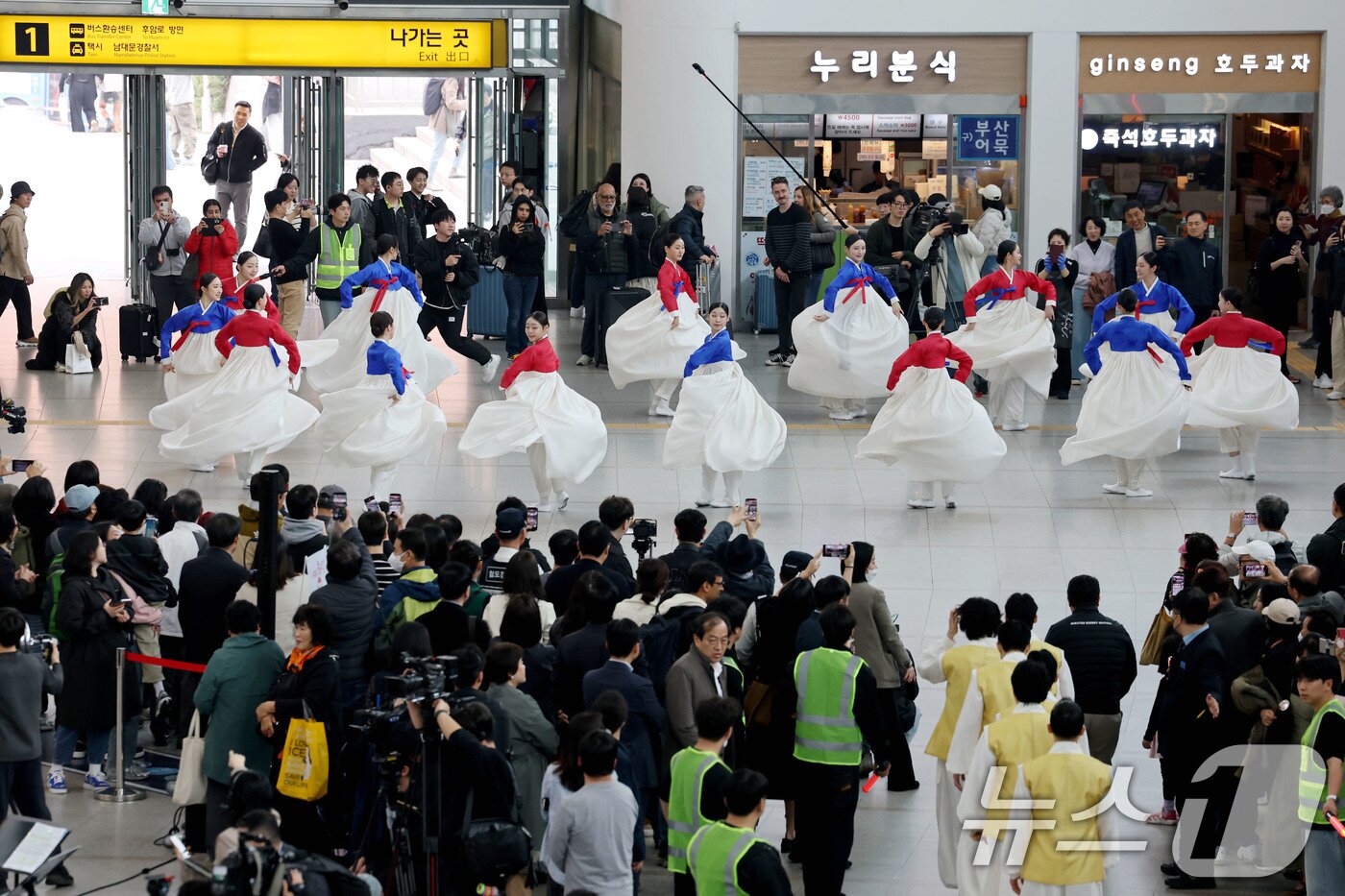 본문 이미지 - 1일 오후 서울 중구 서울역에서 '문화가 있는 날' 확대 기념 공연이 펼쳐지고 있다. 2026.4.1 ⓒ 뉴스1 이광호 기자