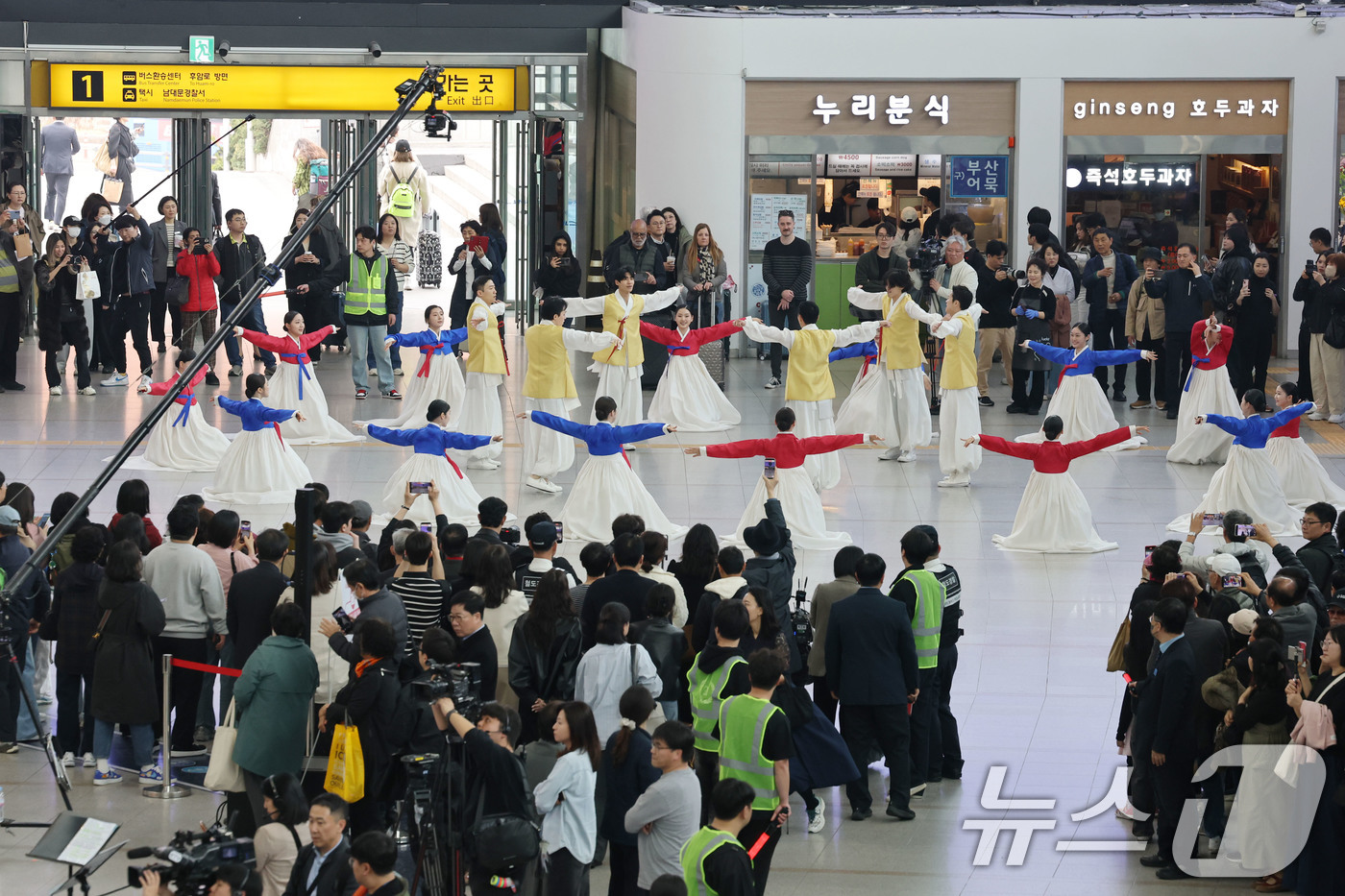 (서울=뉴스1) 이광호 기자 = 1일 오후 서울 중구 서울역에서 '문화가 있는 날' 확대 기념 공연이 펼쳐지고 있다.   2026.4.1/뉴스1