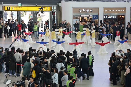 '서울역 시민들이 우리의 관객'
