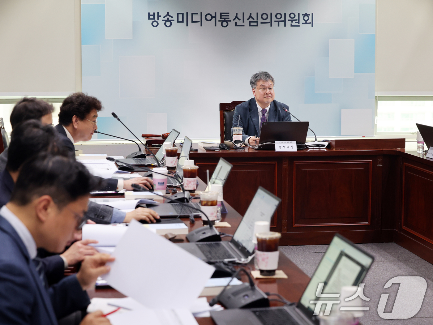 (서울=뉴스1) 황기선 기자 = 이종수 선거방송심의위원장이 1일 오후 서울 양천구 방송회관에서 열린 '제9회 전국동시지방선거 선거방송심의위원회 제1차 회의'를 주재하고 있다.  2 …