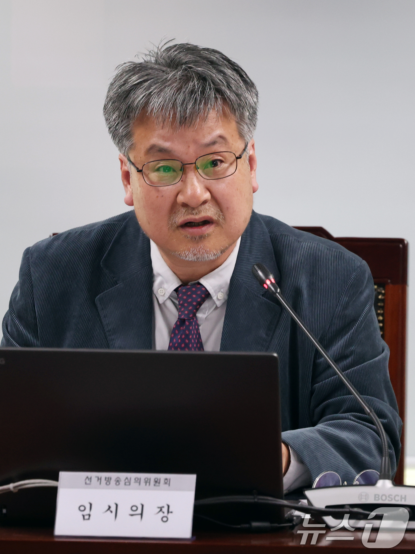 (서울=뉴스1) 황기선 기자 = 이종수 선거방송심의위원장이 1일 오후 서울 양천구 방송회관에서 열린 '제9회 전국동시지방선거 선거방송심의위원회 제1차 회의'를 주재하고 있다.  2 …