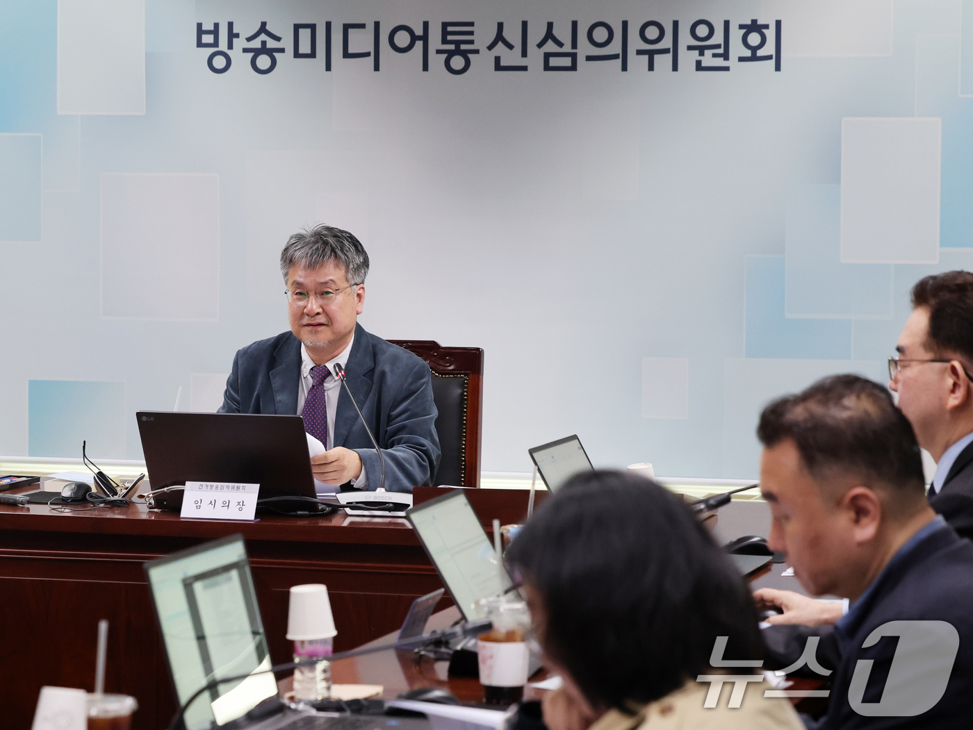 (서울=뉴스1) 황기선 기자 = 이종수 선거방송심의위원장이 1일 오후 서울 양천구 방송회관에서 열린 '제9회 전국동시지방선거 선거방송심의위원회 제1차 회의'를 주재하고 있다.  2 …