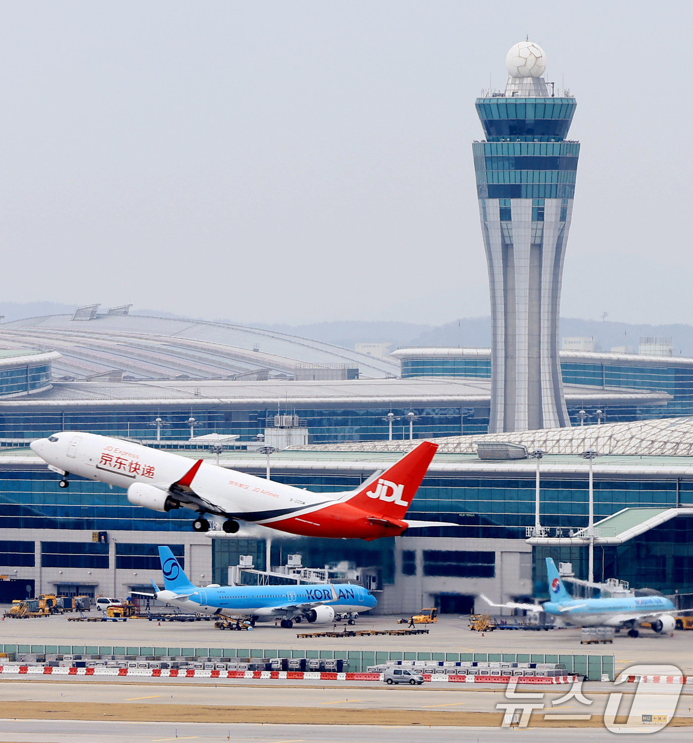 (인천공항=뉴스1) 이호윤 기자 = 중동 사태로 국제유가가 치솟으면서 이번 달 발권하는 항공권에 부과되는 유류할증료가 전달과 비교해 일제히 최대 3배 이상 올랐다. 할증료 산정 기 …