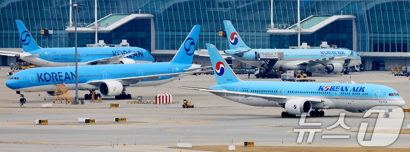 (인천공항=뉴스1) 이호윤 기자 = 중동 사태로 국제유가가 치솟으면서 이번 달 발권하는 항공권에 부과되는 유류할증료가 전달과 비교해 일제히 최대 3배 이상 올랐다. 할증료 산정 기 …