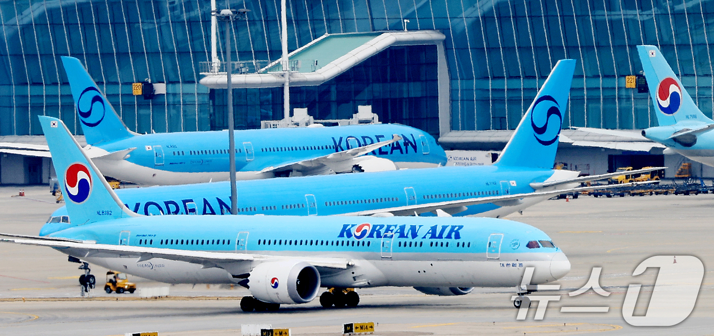 (인천공항=뉴스1) 이호윤 기자 = 중동 사태로 국제유가가 치솟으면서 이번 달 발권하는 항공권에 부과되는 유류할증료가 전달과 비교해 일제히 최대 3배 이상 올랐다. 할증료 산정 기 …