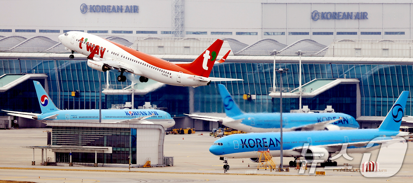 (인천공항=뉴스1) 이호윤 기자 = 중동 사태로 국제유가가 치솟으면서 이번 달 발권하는 항공권에 부과되는 유류할증료가 전달과 비교해 일제히 최대 3배 이상 올랐다. 할증료 산정 기 …