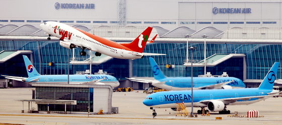 치솟는 유류할증료에 부담되는 '비행기 티켓값'