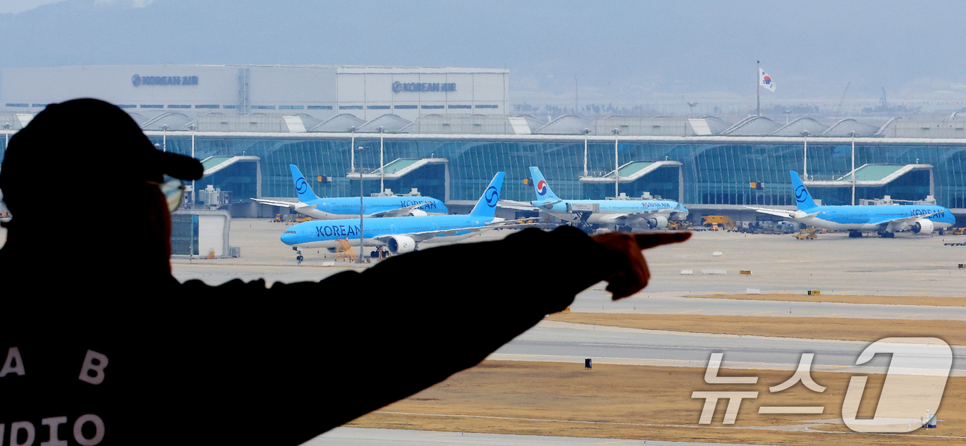 (인천공항=뉴스1) 이호윤 기자 = 중동 사태로 국제유가가 치솟으면서 이번 달 발권하는 항공권에 부과되는 유류할증료가 전달과 비교해 일제히 최대 3배 이상 올랐다. 할증료 산정 기 …