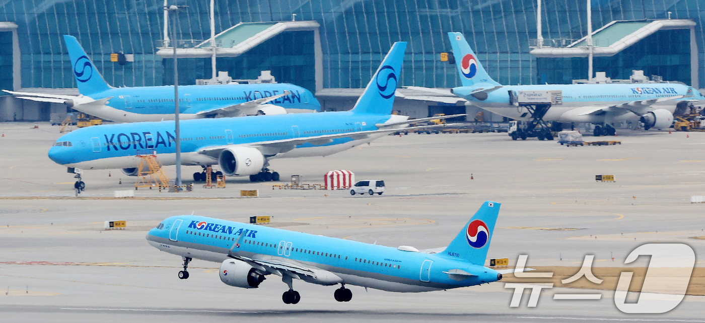 (인천공항=뉴스1) 이호윤 기자 = 중동 사태로 국제유가가 치솟으면서 이번 달 발권하는 항공권에 부과되는 유류할증료가 전달과 비교해 일제히 최대 3배 이상 올랐다. 할증료 산정 기 …