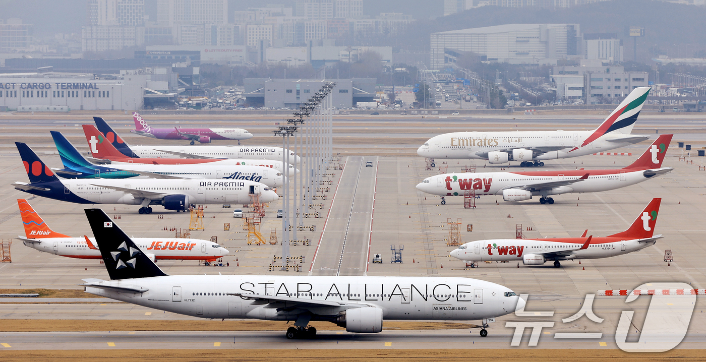 (인천공항=뉴스1) 이호윤 기자 = 중동 사태로 국제유가가 치솟으면서 이번 달 발권하는 항공권에 부과되는 유류할증료가 전달과 비교해 일제히 최대 3배 이상 올랐다. 할증료 산정 기 …