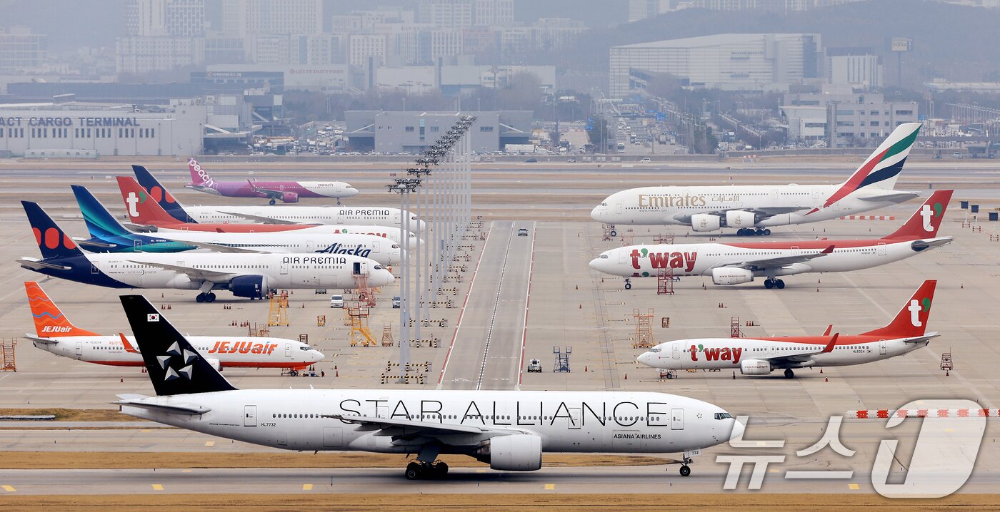 본문 이미지 - 인천국제공항 계류장의 모습. 2026.4.1 ⓒ 뉴스1 이호윤 기자
