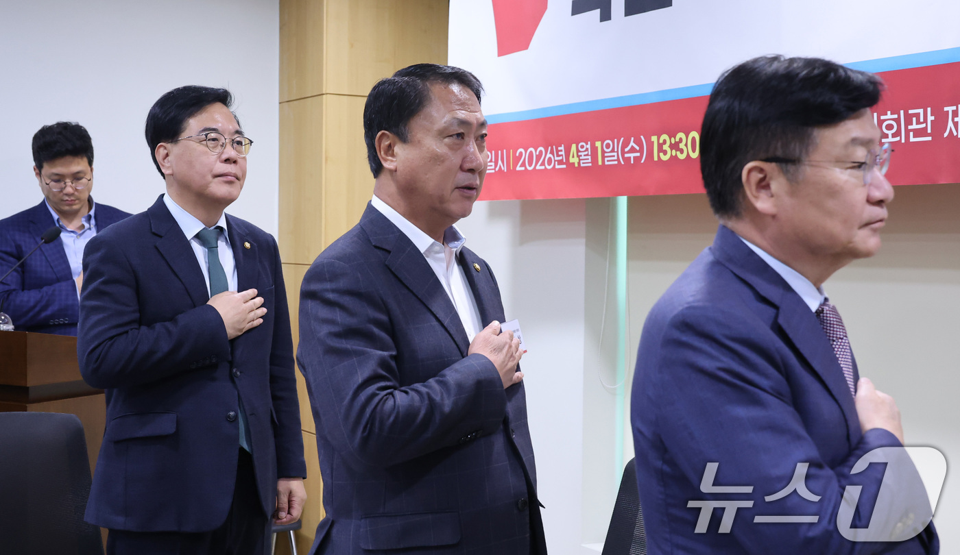 (서울=뉴스1) 신웅수 기자 = 송언석 국민의힘 원내대표(왼쪽부터), 김위상 위원장, 정점식 정책위의장이 1일 서울 여의도 국회에서 열린 국민의힘 노동위원회 제2차 전체회의에서 국 …