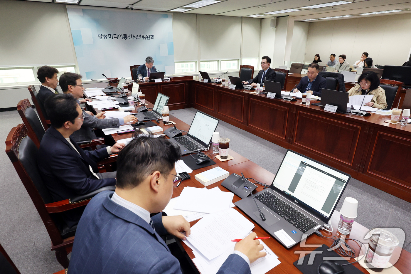 (서울=뉴스1) 황기선 기자 = 이종수 선거방송심의위원장이 1일 오후 서울 양천구 방송회관에서 열린 '제9회 전국동시지방선거 선거방송심의위원회 제1차 회의'를 주재하고 있다. 20 …