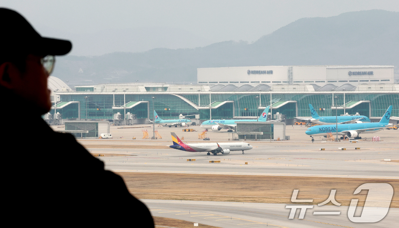 (인천공항=뉴스1) 이호윤 기자 = 중동 사태로 국제유가가 치솟으면서 이번 달 발권하는 항공권에 부과되는 유류할증료가 전달과 비교해 일제히 최대 3배 이상 올랐다. 할증료 산정 기 …