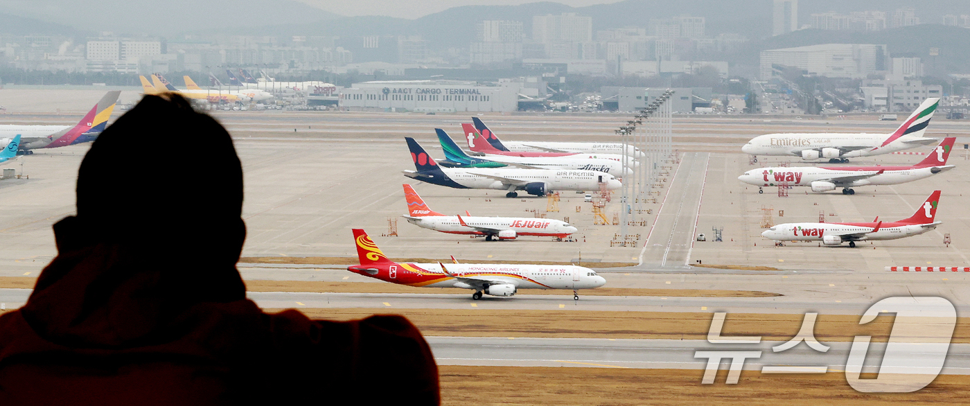 (인천공항=뉴스1) 이호윤 기자 = 중동 사태로 국제유가가 치솟으면서 이번 달 발권하는 항공권에 부과되는 유류할증료가 전달과 비교해 일제히 최대 3배 이상 올랐다. 할증료 산정 기 …