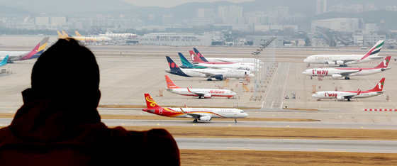 비행기 티켓값 부담···유류할증료 3배 이상 올랐다