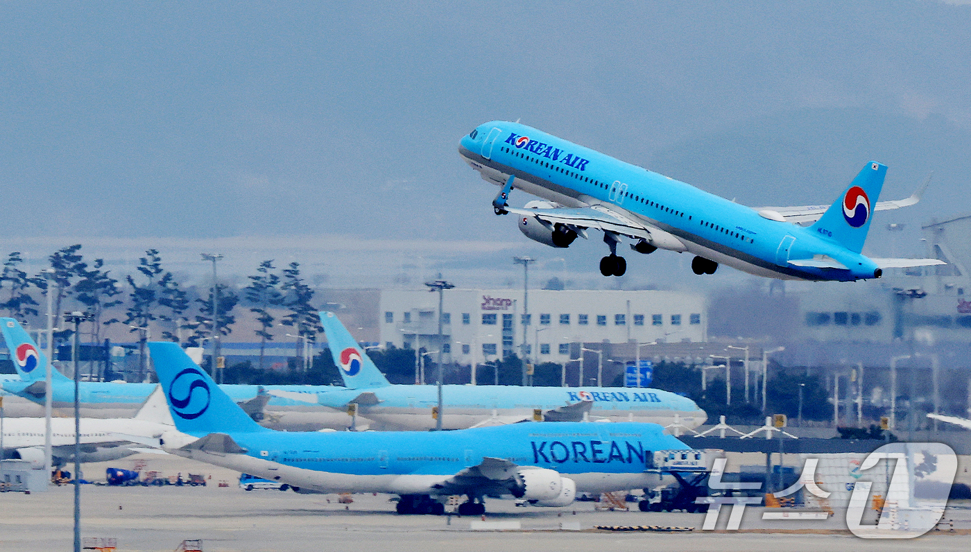 (인천공항=뉴스1) 이호윤 기자 = 중동 사태로 국제유가가 치솟으면서 이번 달 발권하는 항공권에 부과되는 유류할증료가 전달과 비교해 일제히 최대 3배 이상 올랐다. 할증료 산정 기 …