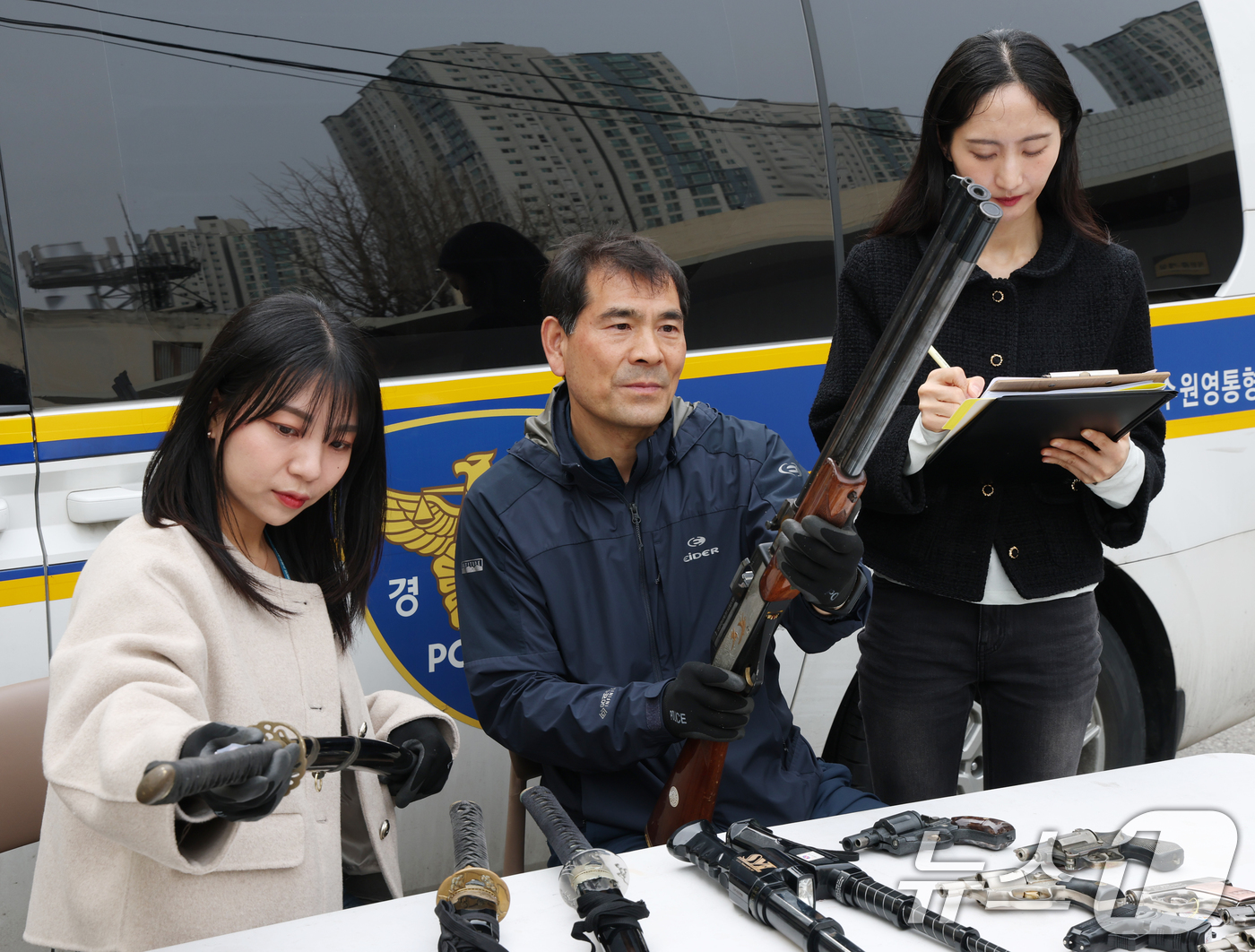 (수원=뉴스1) 김영운 기자 = 불법무기류 자진신고 기간 운영을 시작한 1일 경기 수원시 영통구 수원영통경찰서에서 범죄예방대응과 범죄예방질서계 직원들이 경찰서에서 보관 중인 무기류 …