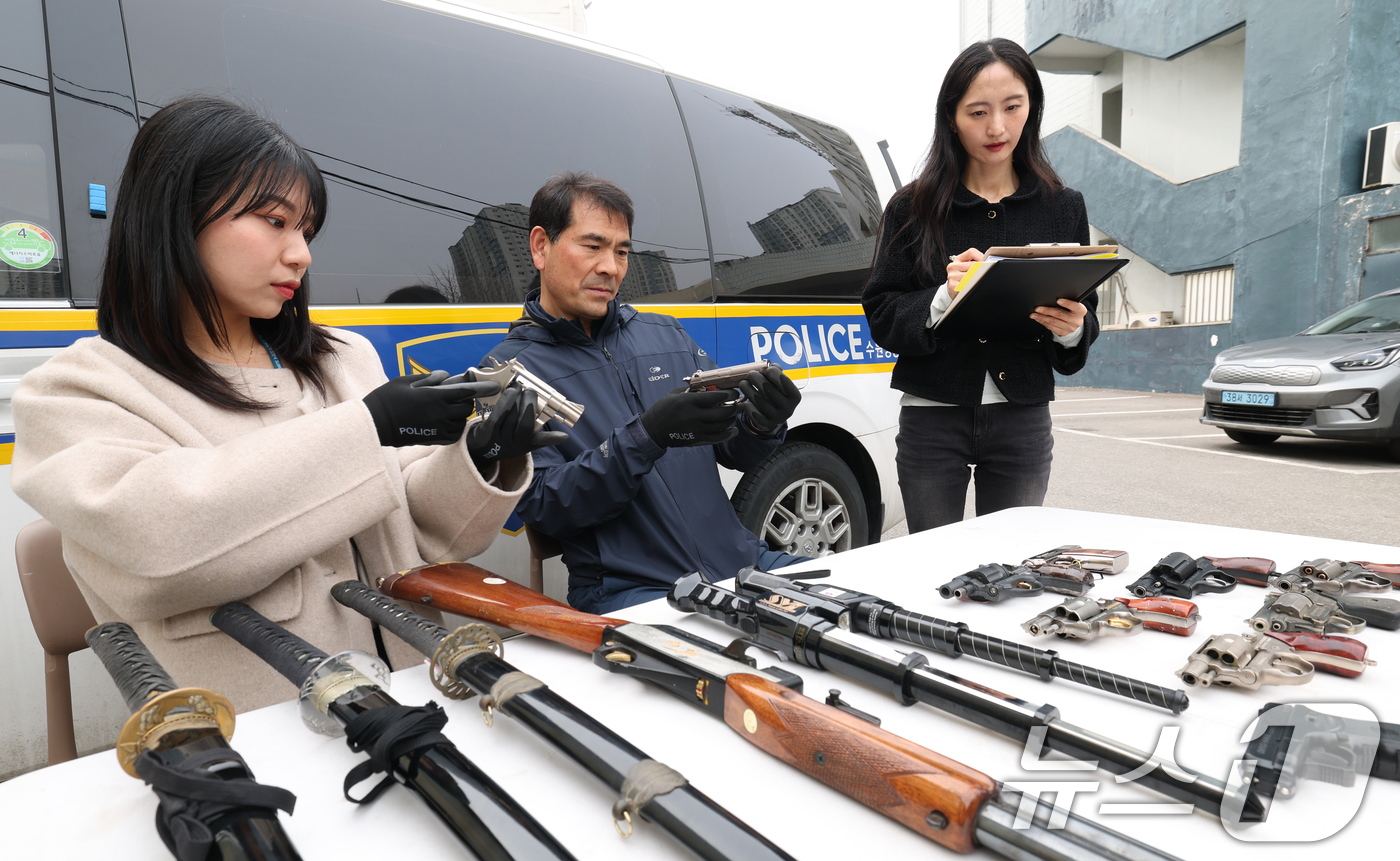 (수원=뉴스1) 김영운 기자 = 불법무기류 자진신고 기간 운영을 시작한 1일 경기 수원시 영통구 수원영통경찰서에서 범죄예방대응과 범죄예방질서계 직원들이 경찰서에서 보관 중인 무기류 …