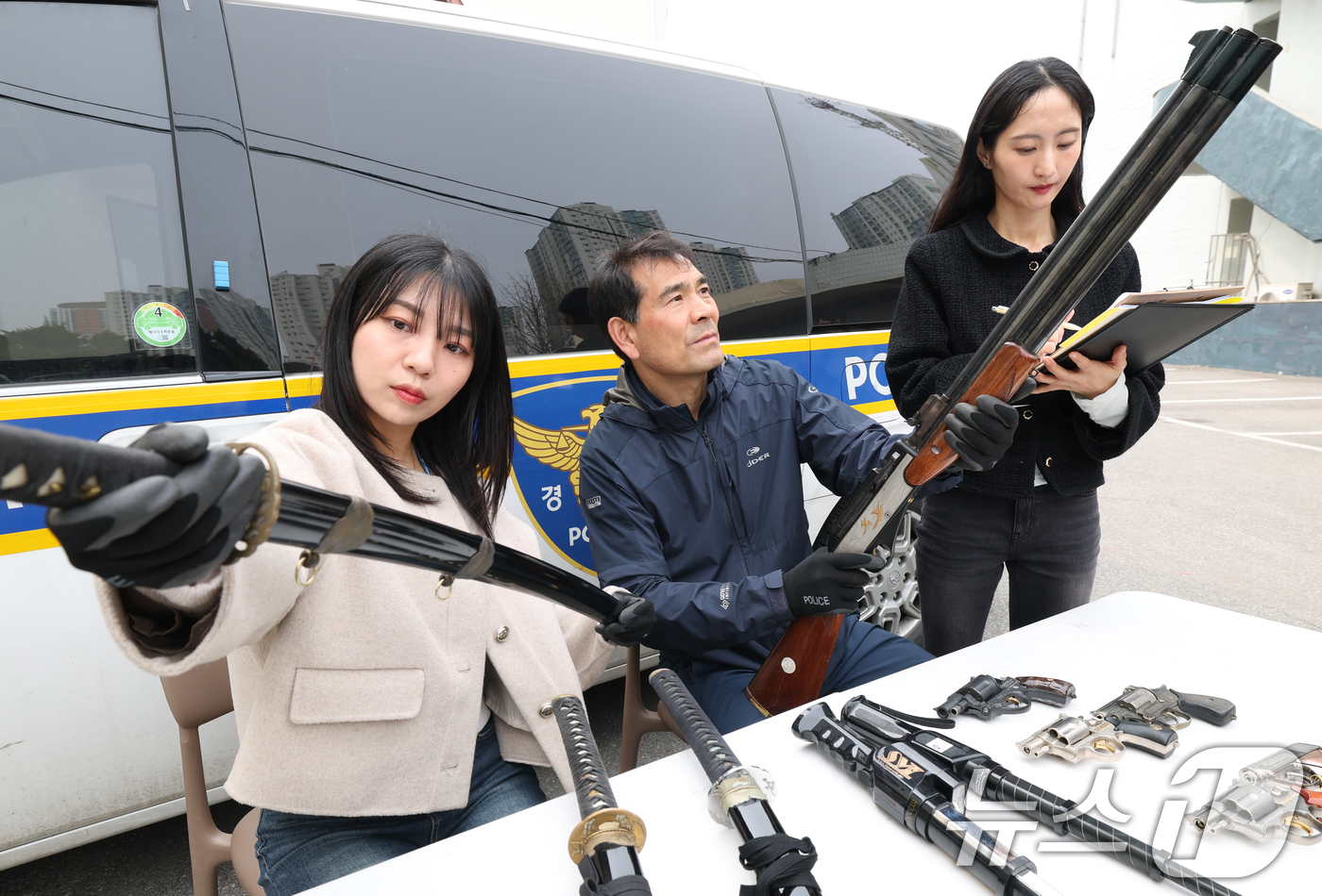 (수원=뉴스1) 김영운 기자 = 불법무기류 자진신고 기간 운영을 시작한 1일 경기 수원시 영통구 수원영통경찰서에서 범죄예방대응과 범죄예방질서계 직원들이 경찰서에서 보관 중인 무기류 …