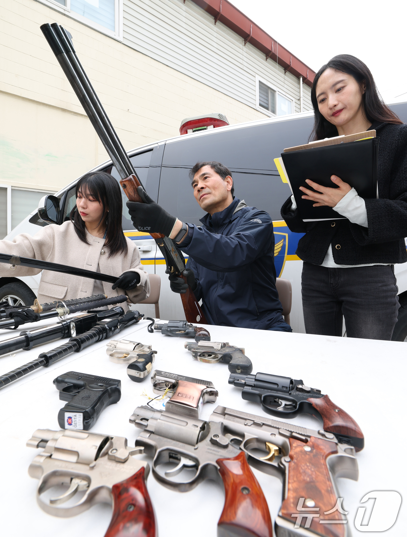 (수원=뉴스1) 김영운 기자 = 불법무기류 자진신고 기간 운영을 시작한 1일 경기 수원시 영통구 수원영통경찰서에서 범죄예방대응과 범죄예방질서계 직원들이 경찰서에서 보관 중인 무기류 …
