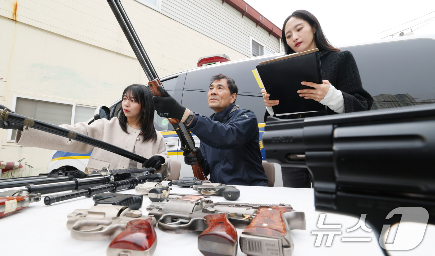 (수원=뉴스1) 김영운 기자 = 불법무기류 자진신고 기간 운영을 시작한 1일 경기 수원시 영통구 수원영통경찰서에서 범죄예방대응과 범죄예방질서계 직원들이 경찰서에서 보관 중인 무기류 …