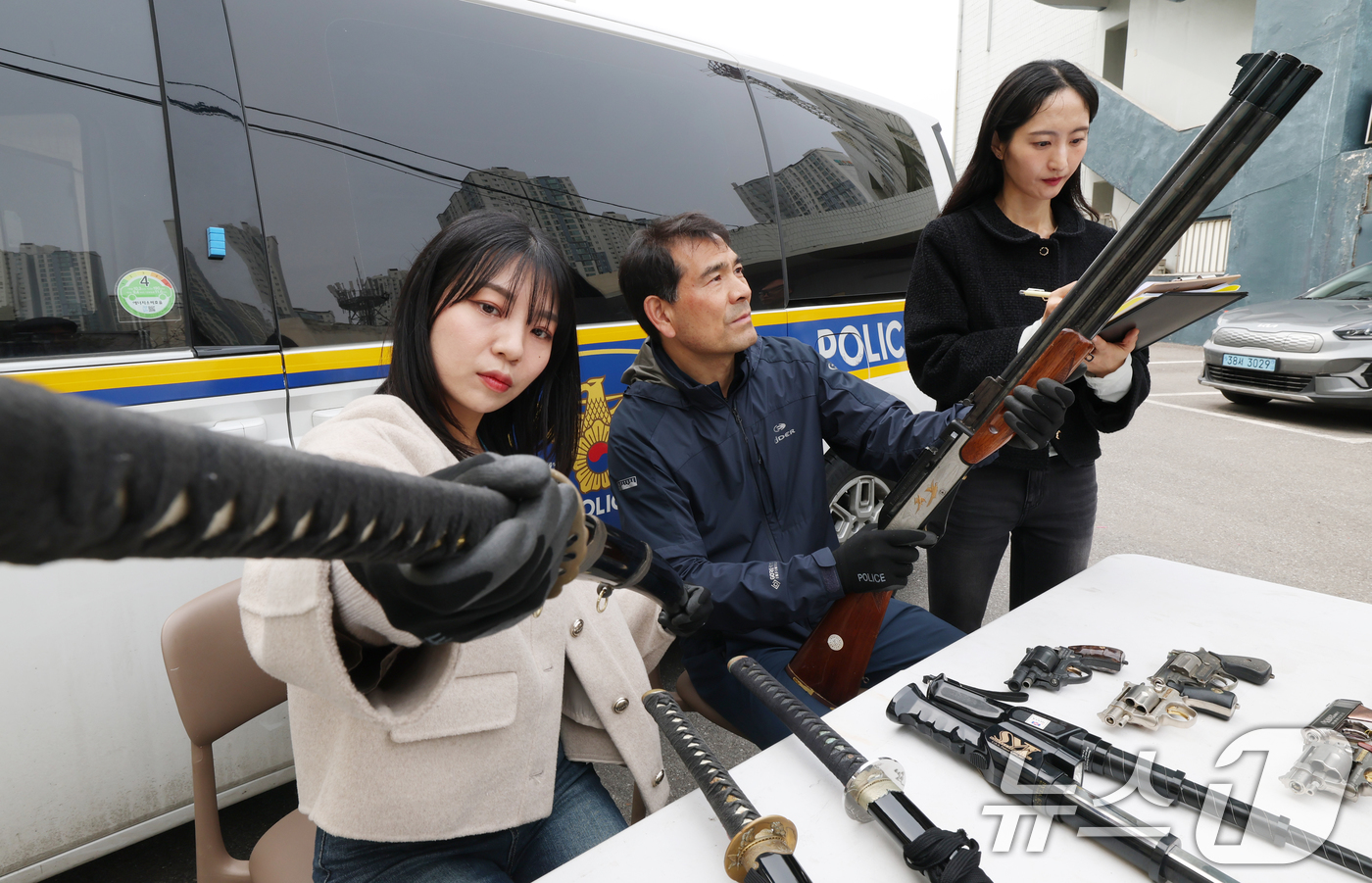 (수원=뉴스1) 김영운 기자 = 불법무기류 자진신고 기간 운영을 시작한 1일 경기 수원시 영통구 수원영통경찰서에서 범죄예방대응과 범죄예방질서계 직원들이 경찰서에서 보관 중인 무기류 …