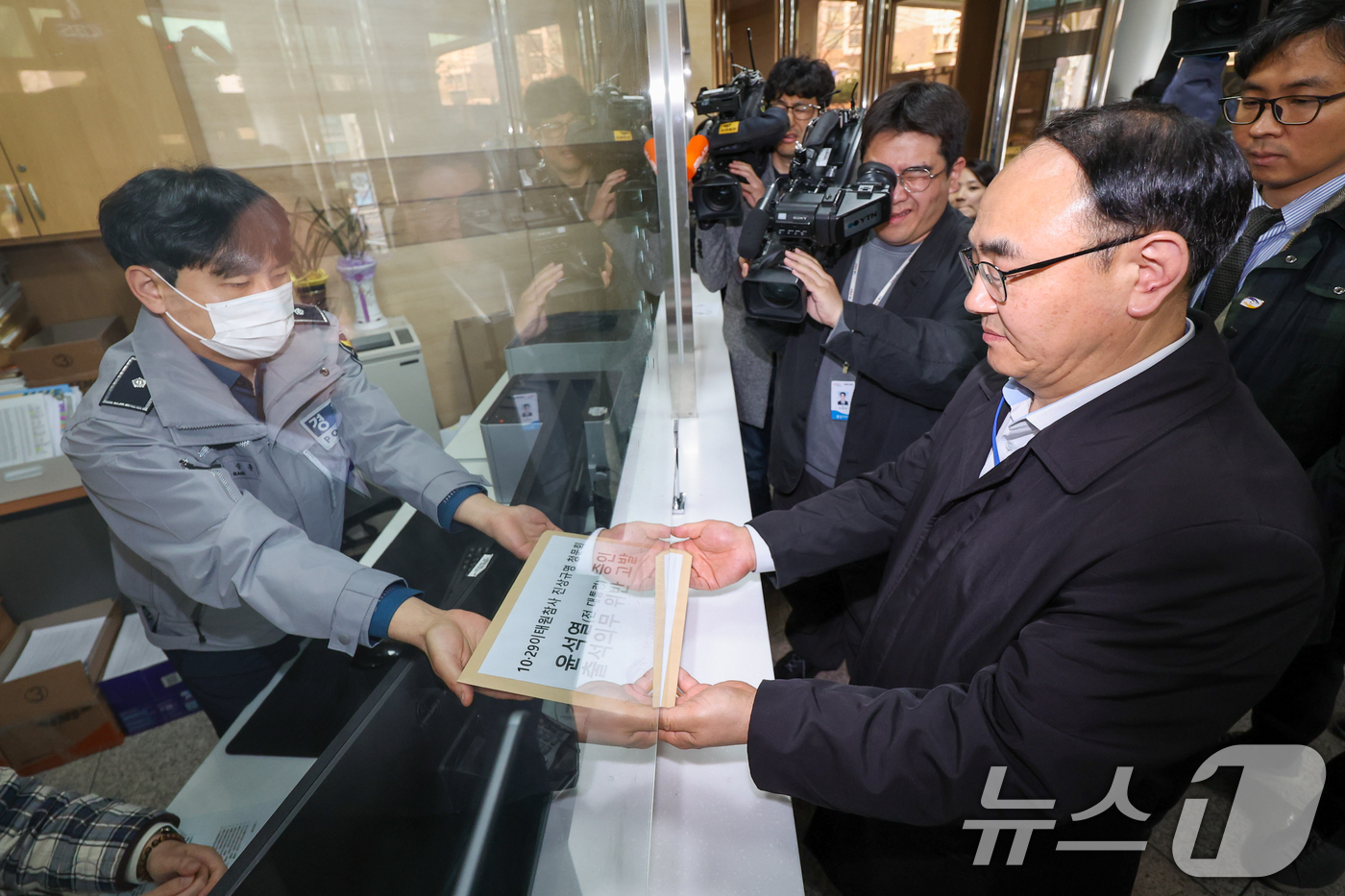 (서울=뉴스1) 안은나 기자 = 10·29 이태원참사 특별조사위원회 관계자들이 1일 오후 서울 서대문구 경찰청을 찾아 청문회에 불출석한 증인 윤석열 전 대통령에 대한 고발장을 접수 …