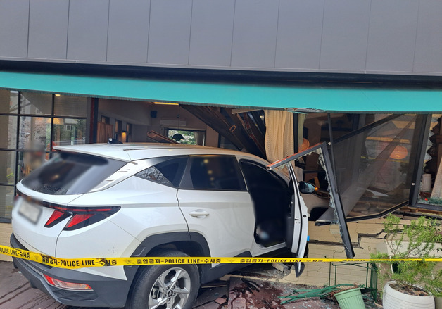 부산 백양산로서 SUV가 건물로 돌진…3명 경상