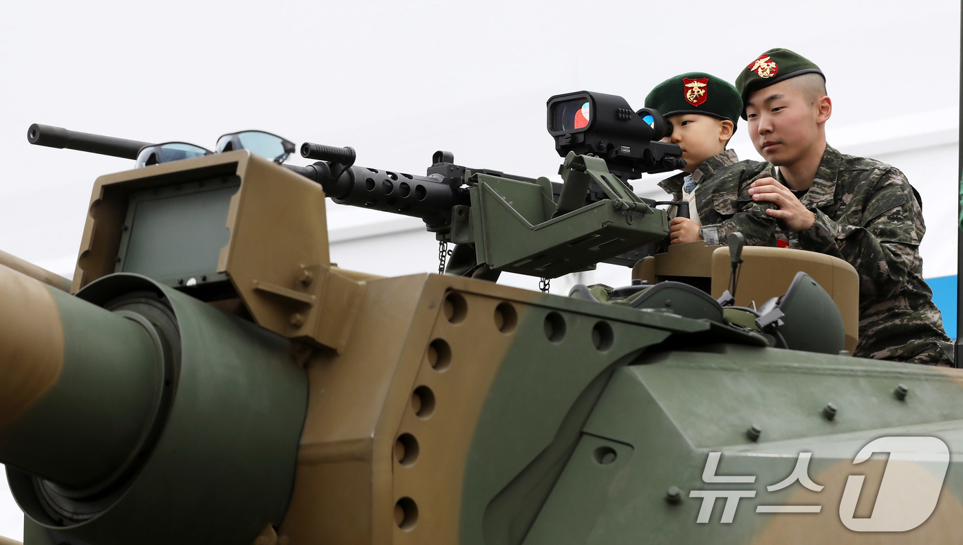 (창원=뉴스1) 윤일지 기자 = 1일 경남 창원 진해구 진해 군항에서 열린 '2026 이순신방위산업전(YIDEX 2026)'에서 한 어린이가 해병대 상륙돌격장갑차를 둘러보고 있다. …