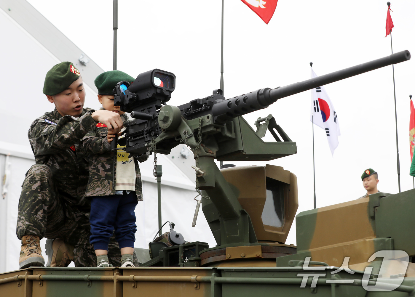 (창원=뉴스1) 윤일지 기자 = 1일 경남 창원 진해구 진해 군항에서 열린 '2026 이순신방위산업전(YIDEX 2026)'에서 한 어린이가 해병대 상륙돌격장갑차를 둘러보고 있다. …