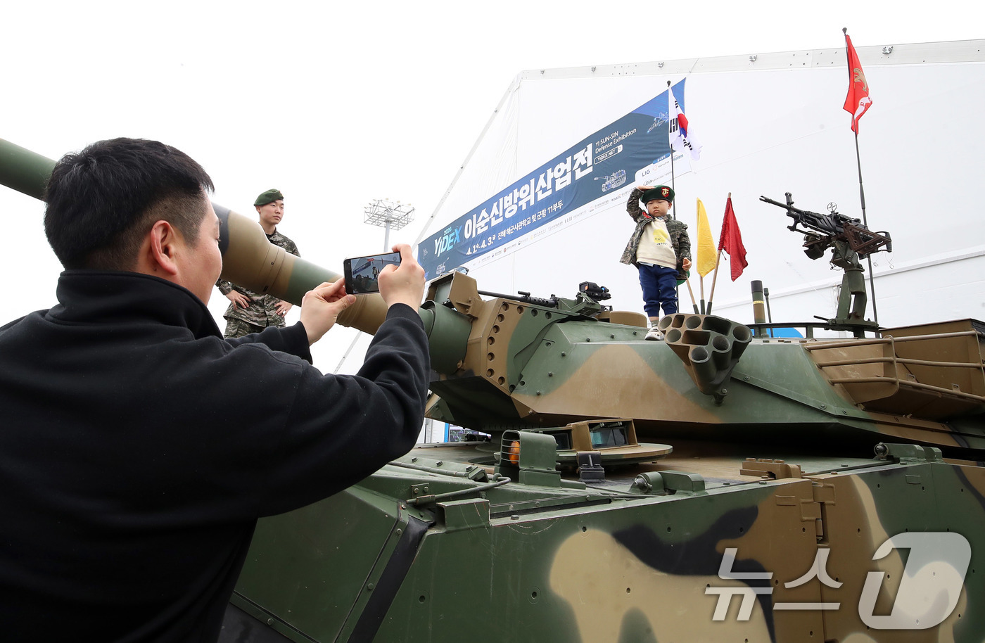 (창원=뉴스1) 윤일지 기자 = 1일 경남 창원 진해구 진해 군항에서 열린 '2026 이순신방위산업전(YIDEX 2026)'에서 한 어린이가 해병대 상륙돌격장갑차를 둘러보며 경례를 …