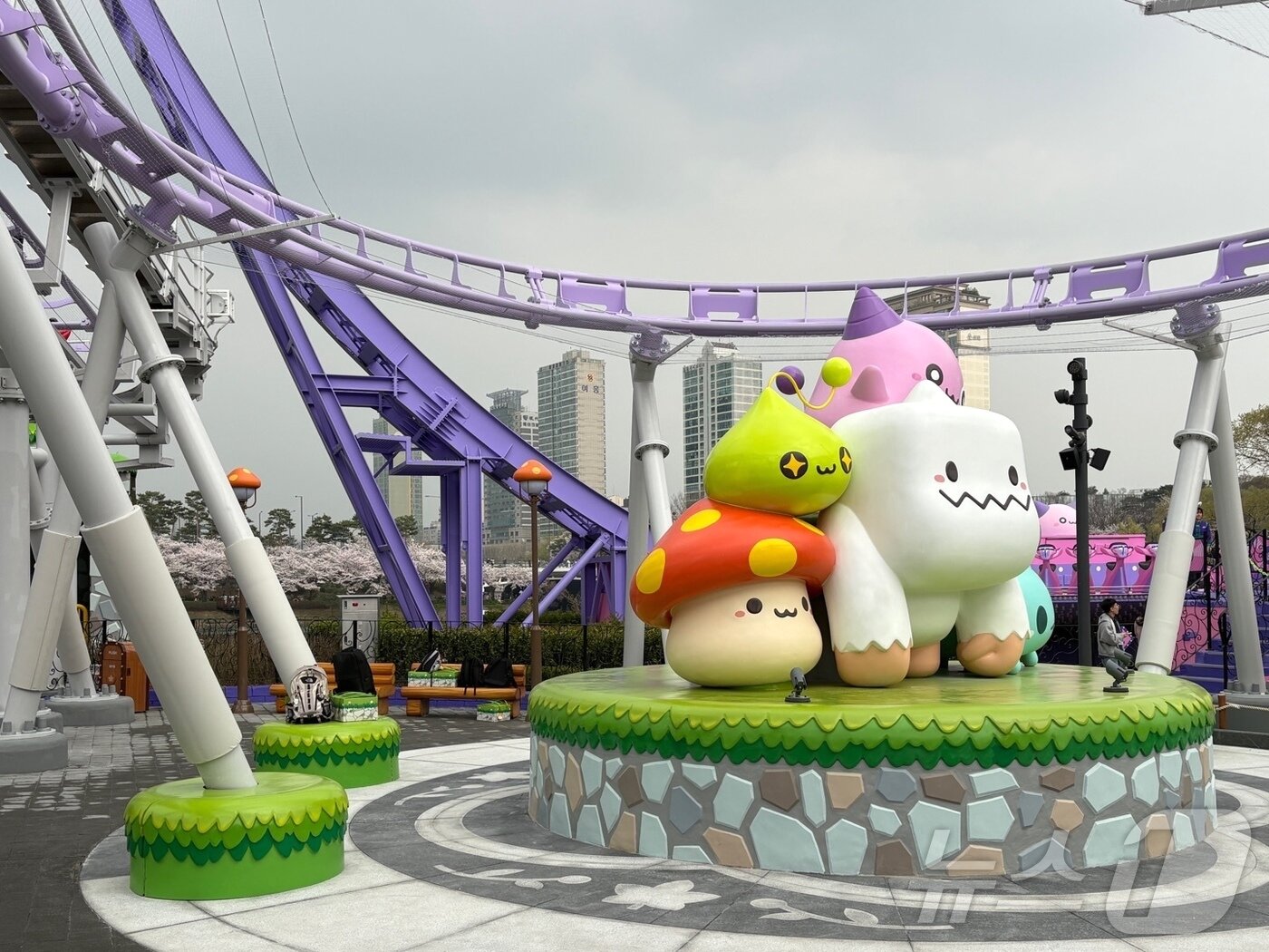 본문 이미지 - 넥슨이 롯데월드 야외공간에 설치한 메이플랜드 모습.2026.4.1 ⓒ 뉴스1 김민재 기자