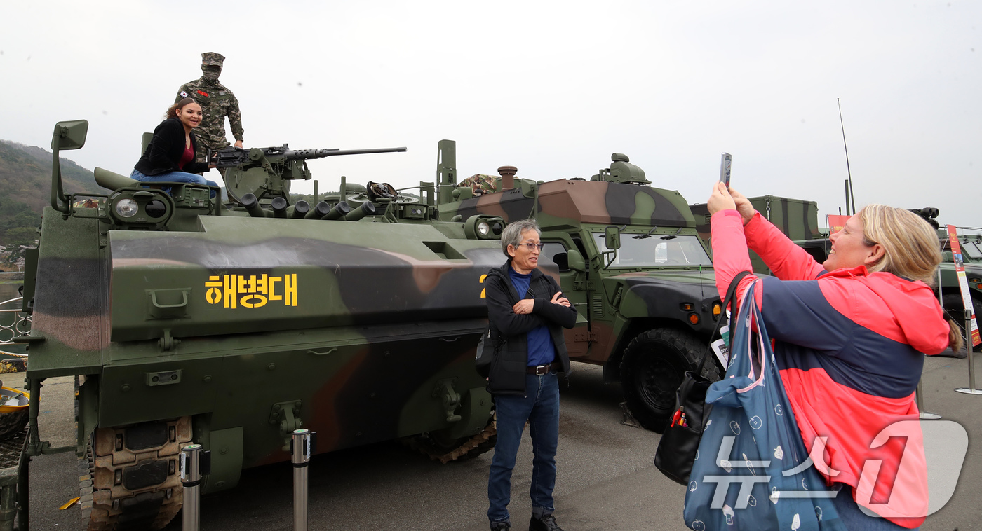 (창원=뉴스1) 윤일지 기자 = 1일 경남 창원 진해구 진해 군항에서 열린 '2026 이순신방위산업전(YIDEX 2026)'에서 외국인들이 해병대 화생방정찰차를 둘러보며 경례를 하 …