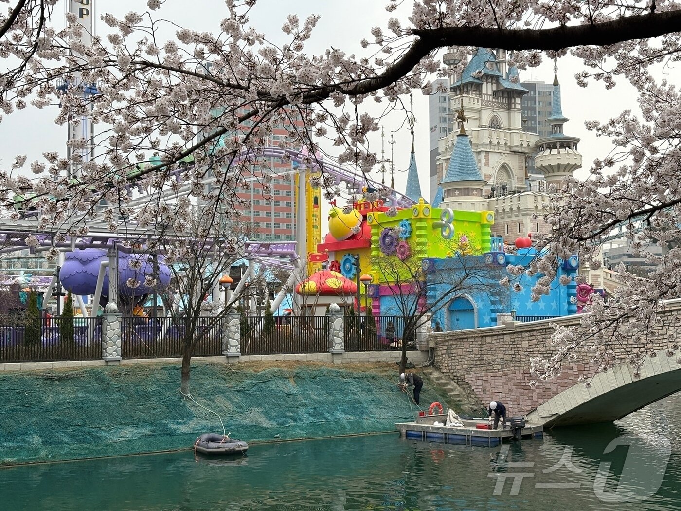 본문 이미지 - 넥슨이 롯데월드 야외공간에 설치한 메이플랜드 모습.2026.4.1 ⓒ 뉴스1 김민재 기자