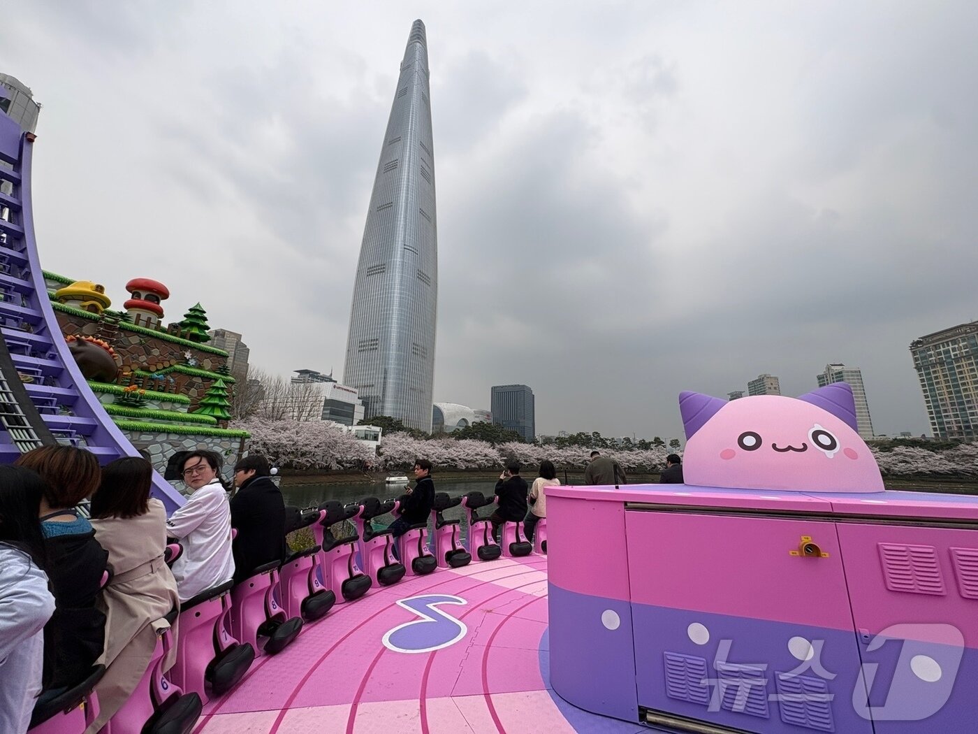 본문 이미지 - 넥슨이 롯데월드 야외공간에 설치한 메이플랜드 어트랙션인 ‘자이로스핀’.2026.4.1 ⓒ 뉴스1 김민재 기자