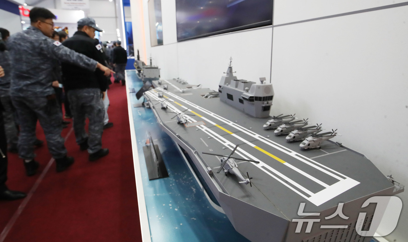 (창원=뉴스1) 윤일지 기자 = 1일 경남 창원 진해구 진해 군항에서 열린 '2026 이순신방위산업전(YIDEX 2026)'에서 참석자들이 한화오션 부스를 살펴보고 있다.이날부터 …