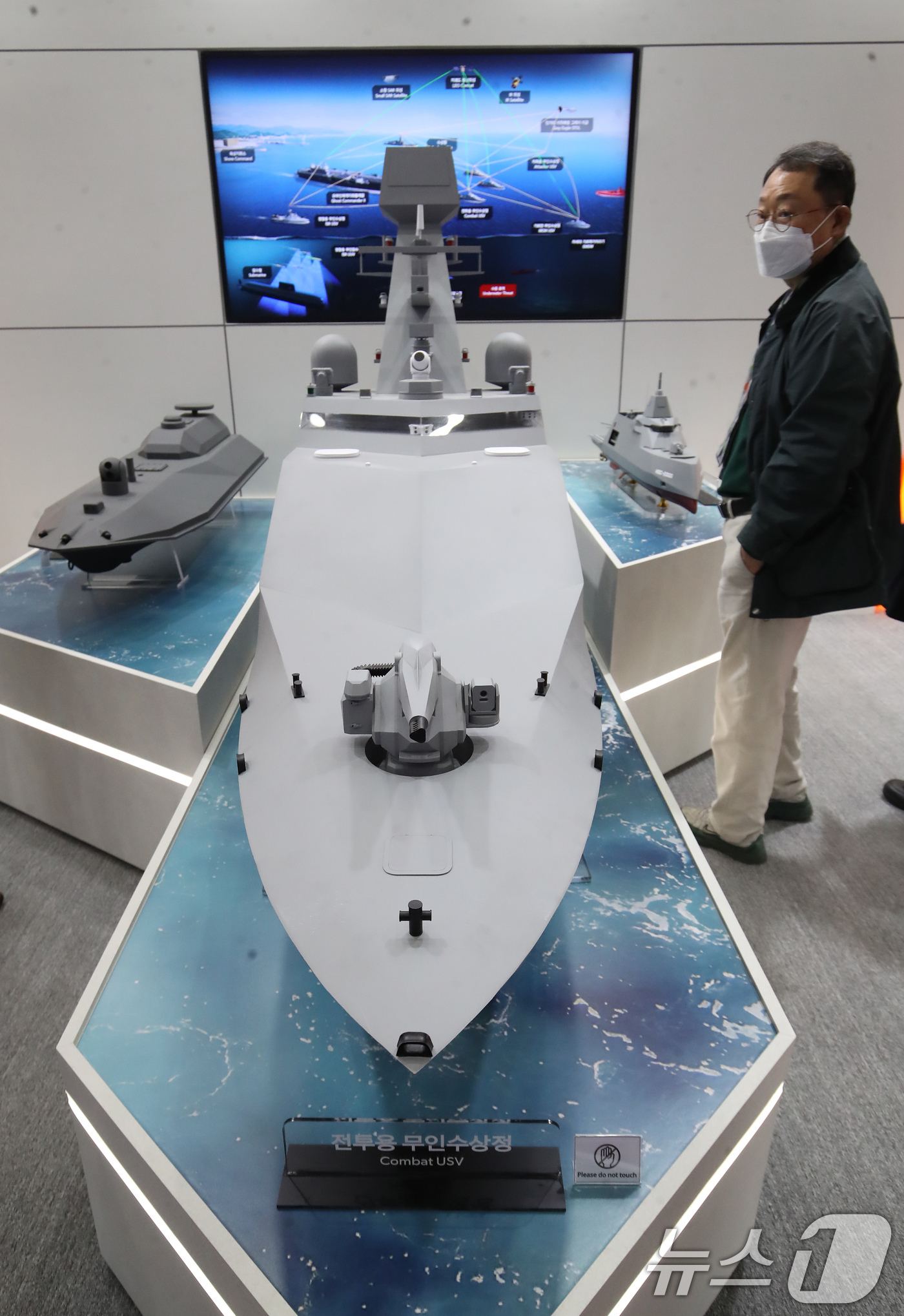 (창원=뉴스1) 윤일지 기자 = 1일 경남 창원 진해구 진해 군항에서 열린 '2026 이순신방위산업전(YIDEX 2026)'에서 참석자들이 한화오션 부스를 찾아 전투용 무인수상정 …