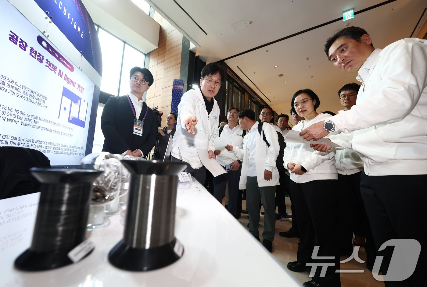 (서울=뉴스1) 김민지 기자 = 한성숙 중소벤처기업부 장관이 1일 오후 서울 영등포구 콘래드 서울 호텔에서 열린 모두의 챌린지 AX 출범식에서 공장 현장 챗봇 AI 에이전트 부스를 …