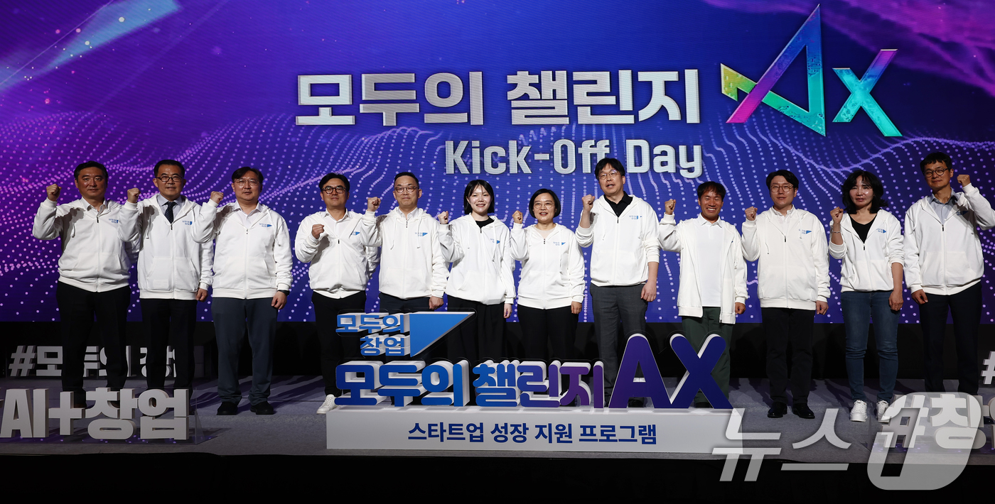 (서울=뉴스1) 김민지 기자 = 한성숙 중소벤처기업부 장관이 1일 오후 서울 영등포구 콘래드 서울 호텔에서 열린 모두의 챌린지 AX 출범식에서 참석자들과 기념촬영을 하고 있다. 2 …