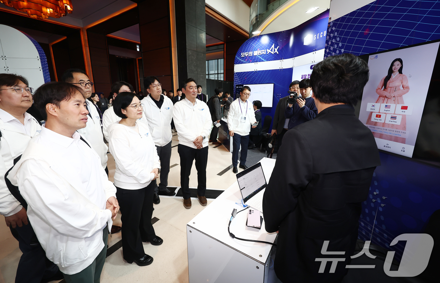 (서울=뉴스1) 김민지 기자 = 한성숙 중소벤처기업부 장관이 1일 오후 서울 영등포구 콘래드 서울 호텔에서 열린 모두의 챌린지 AX 출범식에서 LG 디스플레이 연동 온디바이스 실시 …